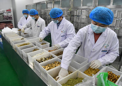 中西医结合在2022年新冠肺炎疫情防控中再显身手，药品生产保供稳步推进